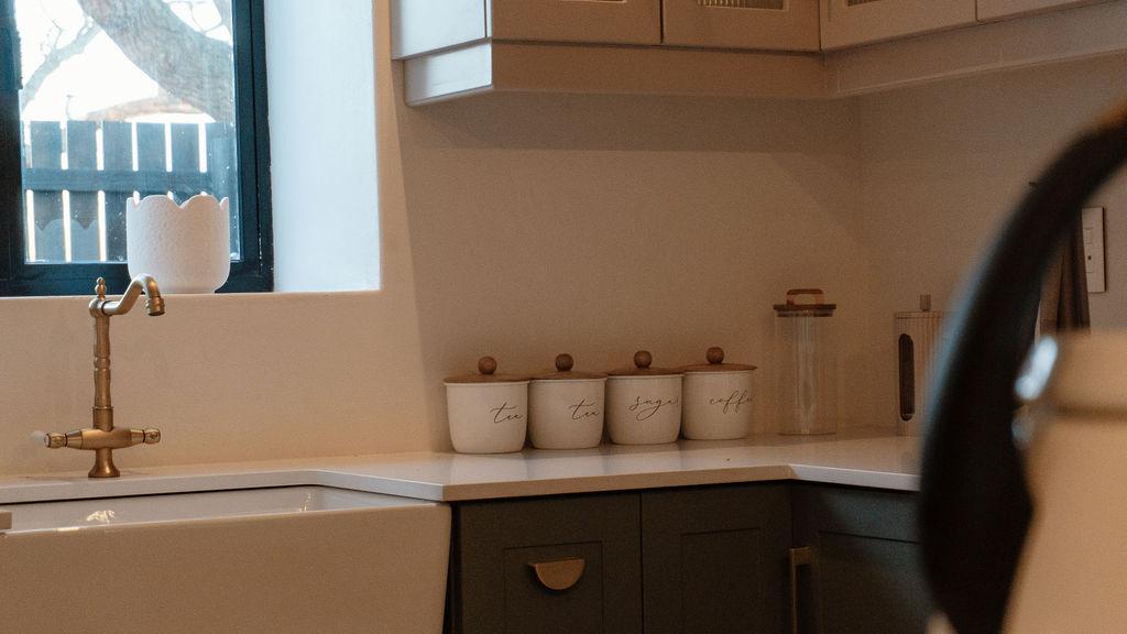 The Meadow Guesthouse Modern Kitchen Counter